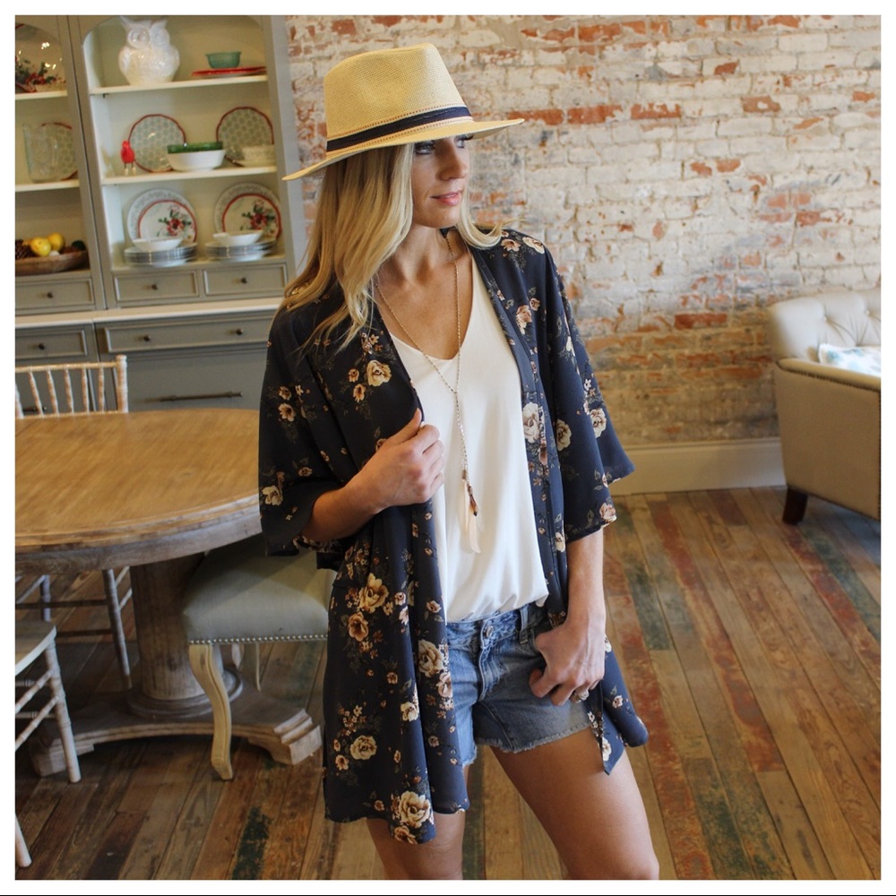 ✨LAST ONE✨Blue floral kimono - Picture 3 of 4